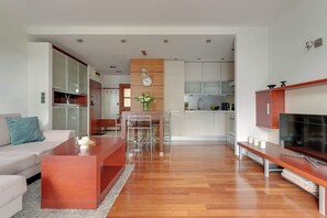 Ein modernes Wohnzimmer mit Sofa, Couchtisch und Fernseher-Sideboard.