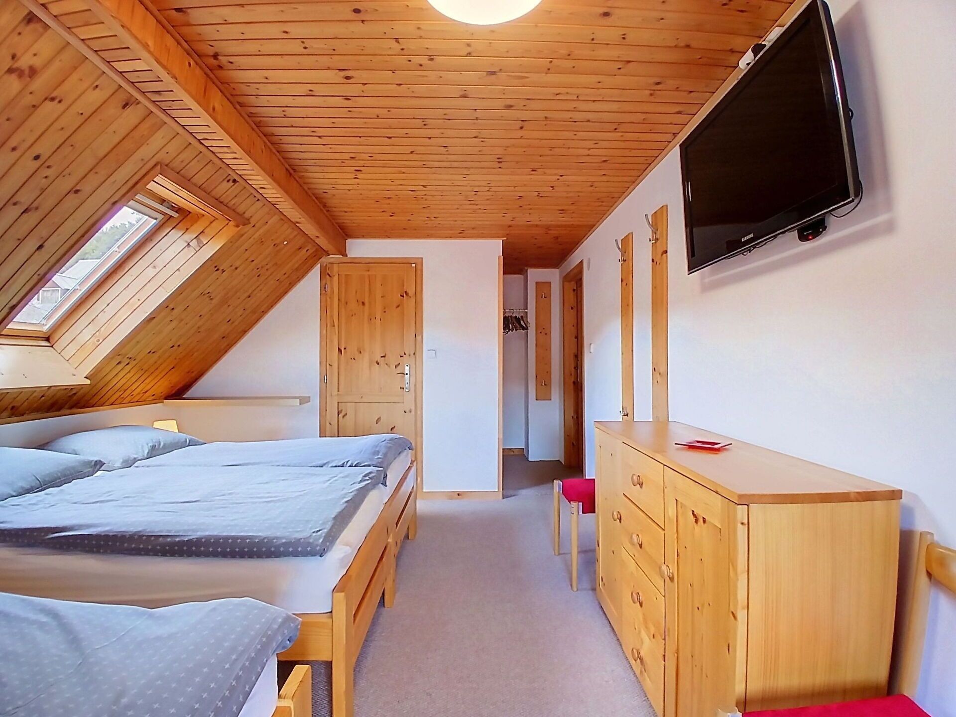 4 bedrooms, travel crib, WiFi (free), bed sheets