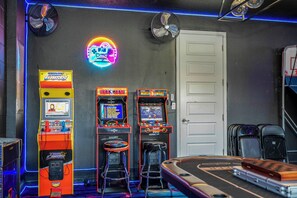 A room with arcade games, a neon sign, and a pool table. - Luxury Disney Escape - Pool, SPA and Games (Kissimmee)
