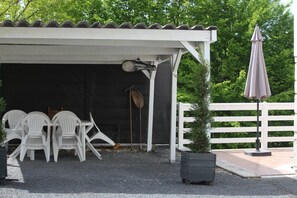 Outdoor dining - Holiday Home 'Maison Vue Sur La Tour' with Private Terrace, Wi-Fi and Air Conditioning (Montcuq-en-Quercy-Blanc)