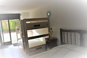 Room - Holiday Home 'Maison Vue Sur La Tour' with Private Terrace, Wi-Fi and Air Conditioning (Montcuq-en-Quercy-Blanc)