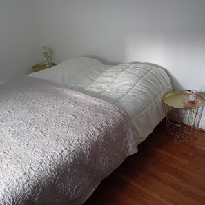 3 chambres, fer et planche à repasser, Wi-Fi, draps fournis