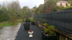 Property grounds - Holiday Home 'Maison Vue Sur La Tour' with Private Terrace, Wi-Fi and Air Conditioning (Montcuq-en-Quercy-Blanc)