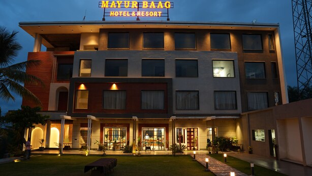 Et hotel med et skilt, der viser 'MAYUR BAG HOTEL & RESORT'.