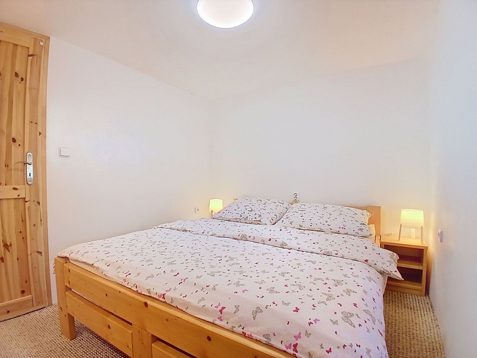 2 bedrooms, travel crib, WiFi (free), bed sheets