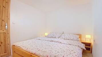 2 bedrooms, travel crib, WiFi (free), bed sheets