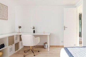 5 bedrooms, iron/ironing board, WiFi, bed sheets - Stunning 5-bedroom home with a spa and garden, near Paris (Sarcelles)