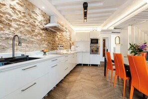 Private kitchen - Stunning 5-bedroom home with a spa and garden, near Paris (Sarcelles)