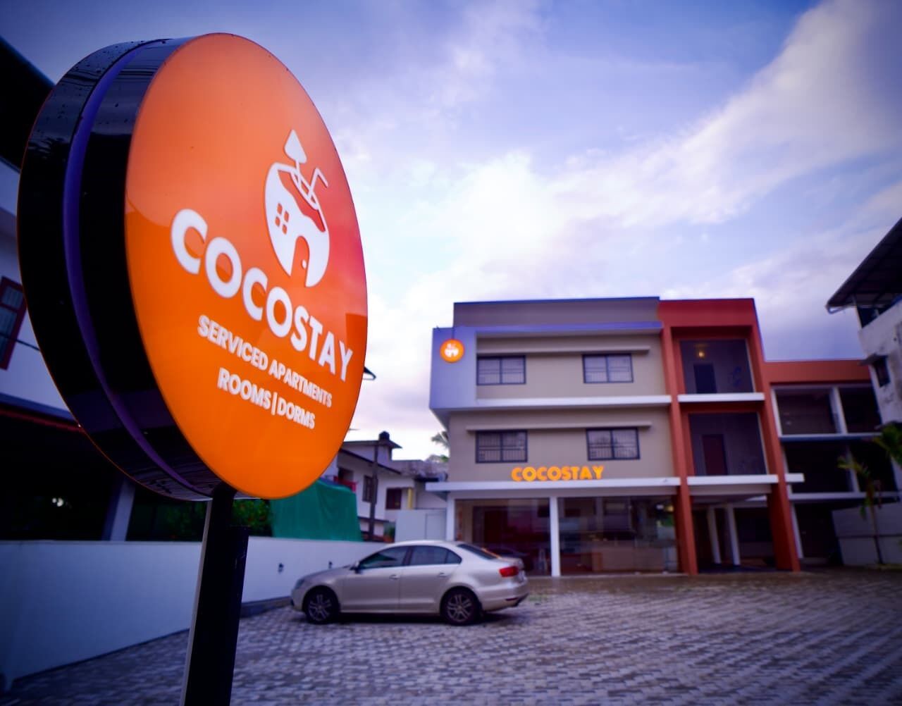 Señal de Cocostay, indicando apartamentos con servicio, habitaciones y dormitorios.