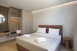 Ein Hotelzimmer mit Bett, Kleiderschrank, Nachttisch und Spiegel.