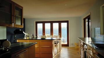Coffee/tea maker, fridge, microwave, oven