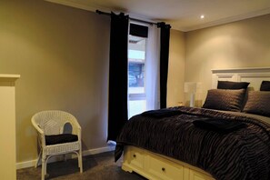 3 chambres, coffres-forts dans les chambres, bureau