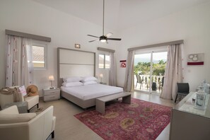 Una camera da letto moderna con un letto, comodini, una scrivania e un balcone con vista.