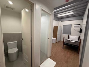 Phòng đơn Deluxe | Phòng tắm | Buồng tắm vòi sen, vòi sen phun mưa, chậu vệ sinh/vòi rửa, khăn tắm 