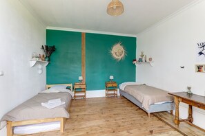 5 Schlafzimmer, Bügeleisen/Bügelbrett, kostenloses WLAN, Bettwäsche