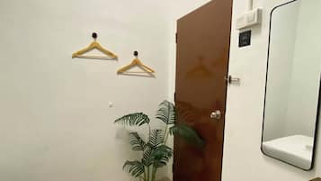 Room, 1 Twin Bed, Shared Bathroom | WiFi (free)