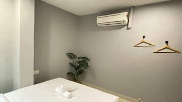 Double Room, 1 Queen Bed, Shared Bathroom | WiFi (free)