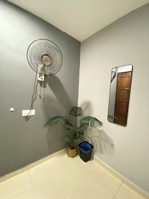 Quarto triplo luxo, banheiro privativo | Parte interna