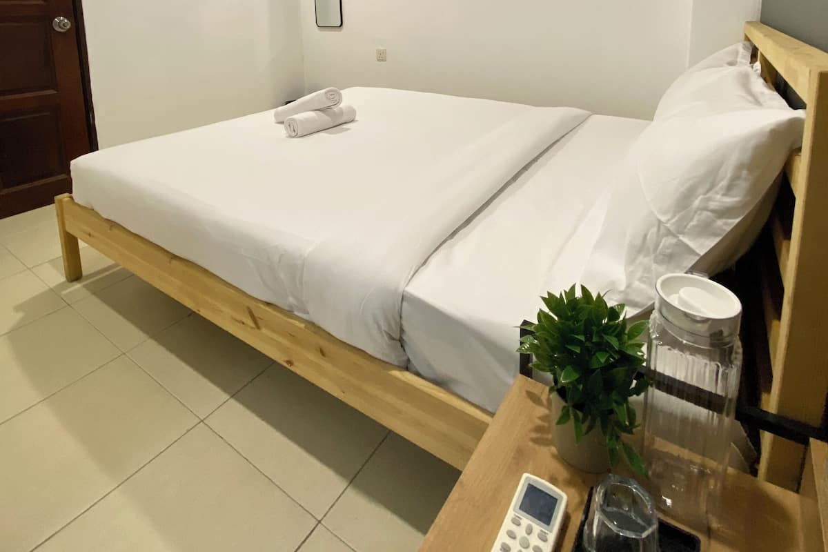 Quarto casal luxo, 1 cama Queen, banheiro privativo | Wi-Fi de cortesia
