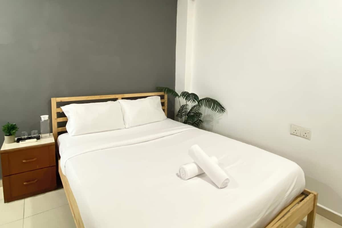 Quarto casal superior, 1 cama Queen, banheiro privativo | Wi-Fi de cortesia