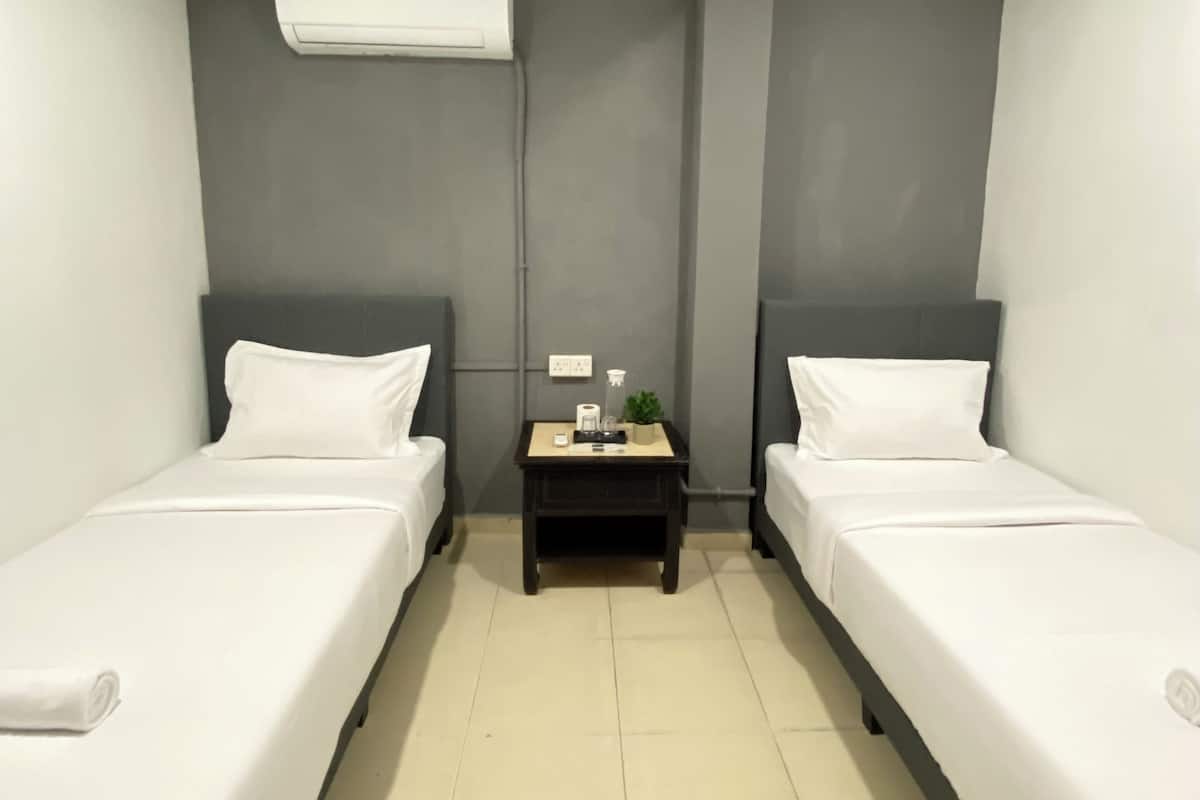 Quarto duplo, 2 camas de solteiro, banheiro compartilhado | Wi-Fi de cortesia