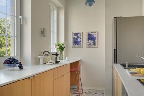 Coffee/tea maker, fridge, microwave, oven