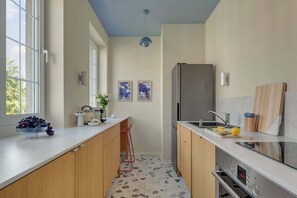 Coffee/tea maker, fridge, microwave, oven