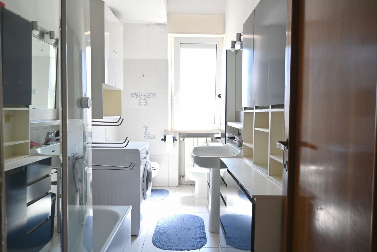 Une salle de bain moderne équipée d’une douche, d’un lavabo et de toilettes.