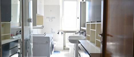 Une salle de bain moderne équipée d’une douche, d’un lavabo et de toilettes.