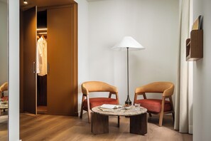 Phòng Suite Junior | Chăn bông, minibar, két bảo mật tại phòng, bàn 