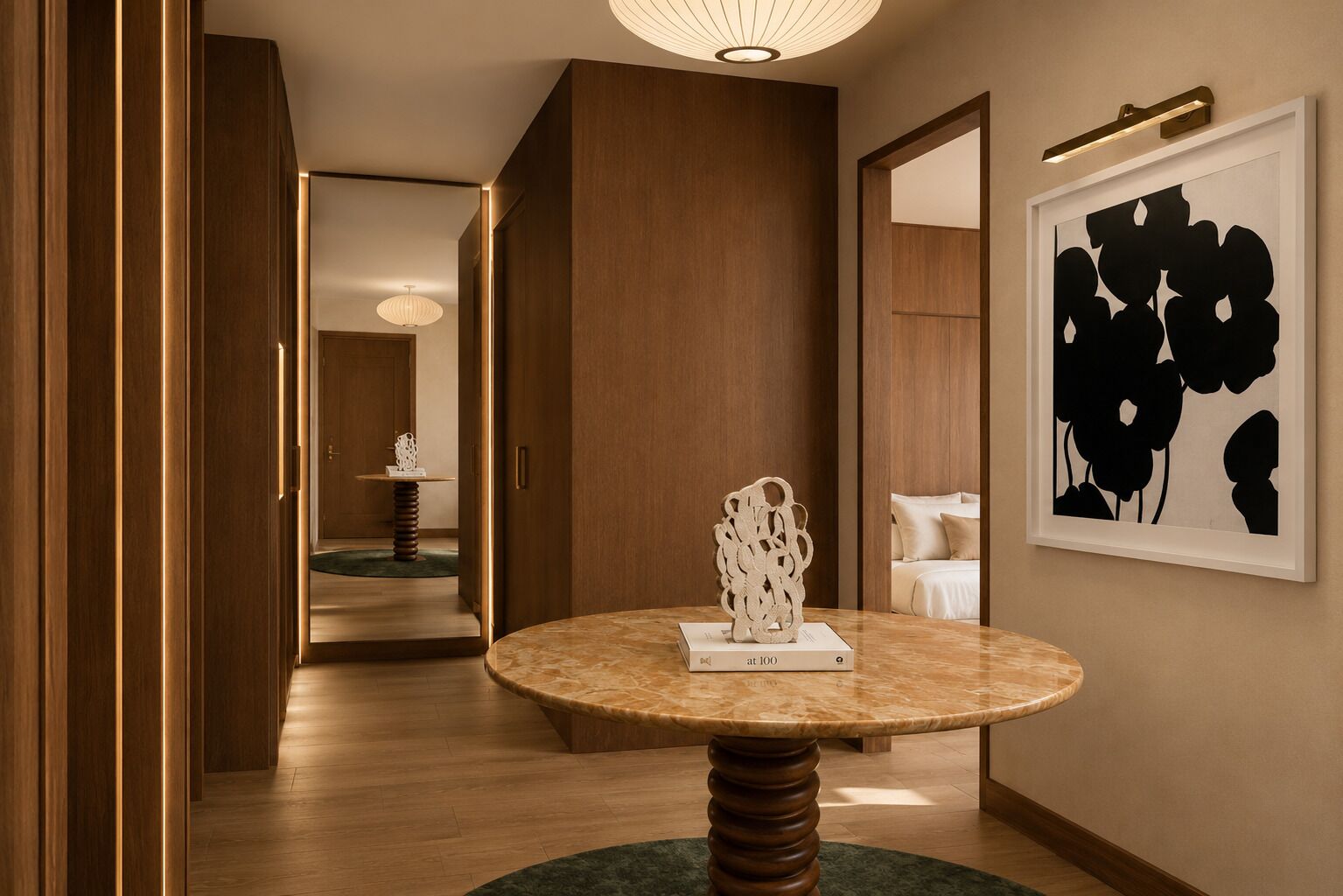 Ein Hotelkorridor mit einem runden Marmortisch, Holztüren und einem gerahmten Kunstwerk an der Wand.