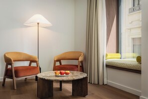 Phòng Suite Junior | Chăn bông, minibar, két bảo mật tại phòng, bàn 