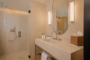 Phòng Deluxe (La Deluxe) | Phòng tắm | Buồng tắm vòi sen, đồ dùng nhà tắm miễn phí, máy sấy tóc, khăn tắm 