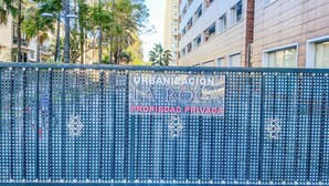 A gated entrance with a sign indicating a private property. - La Roca Sea Breeze (Torremolinos)