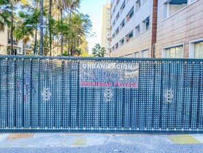 Ein begrenzter Zugang mit einem Schild, das privates Eigentum kennzeichnet.