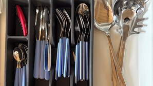 Ein Küchenutensilien-Organizer mit Fächern für verschiedene Küchenhelfer.