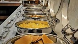 En buffet med et udvalg af mad.