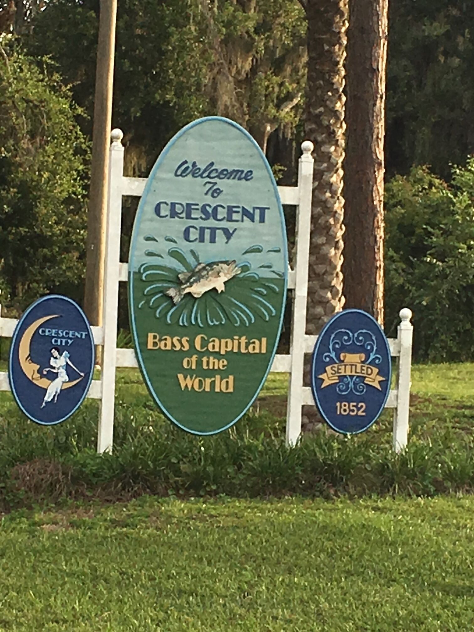 Un letrero de bienvenida a Crescent City, destacándola como la Capital Mundial de la Pesca, con un marcador histórico de 1852.