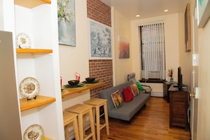 Living area - Harlem Brownstone Gem (New York)