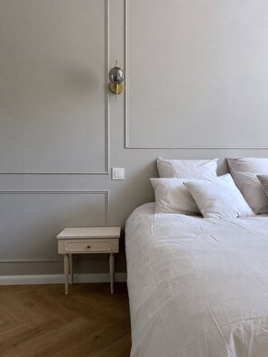 Ein Schlafzimmer mit Bett, Nachttisch und einer Wandleuchte.