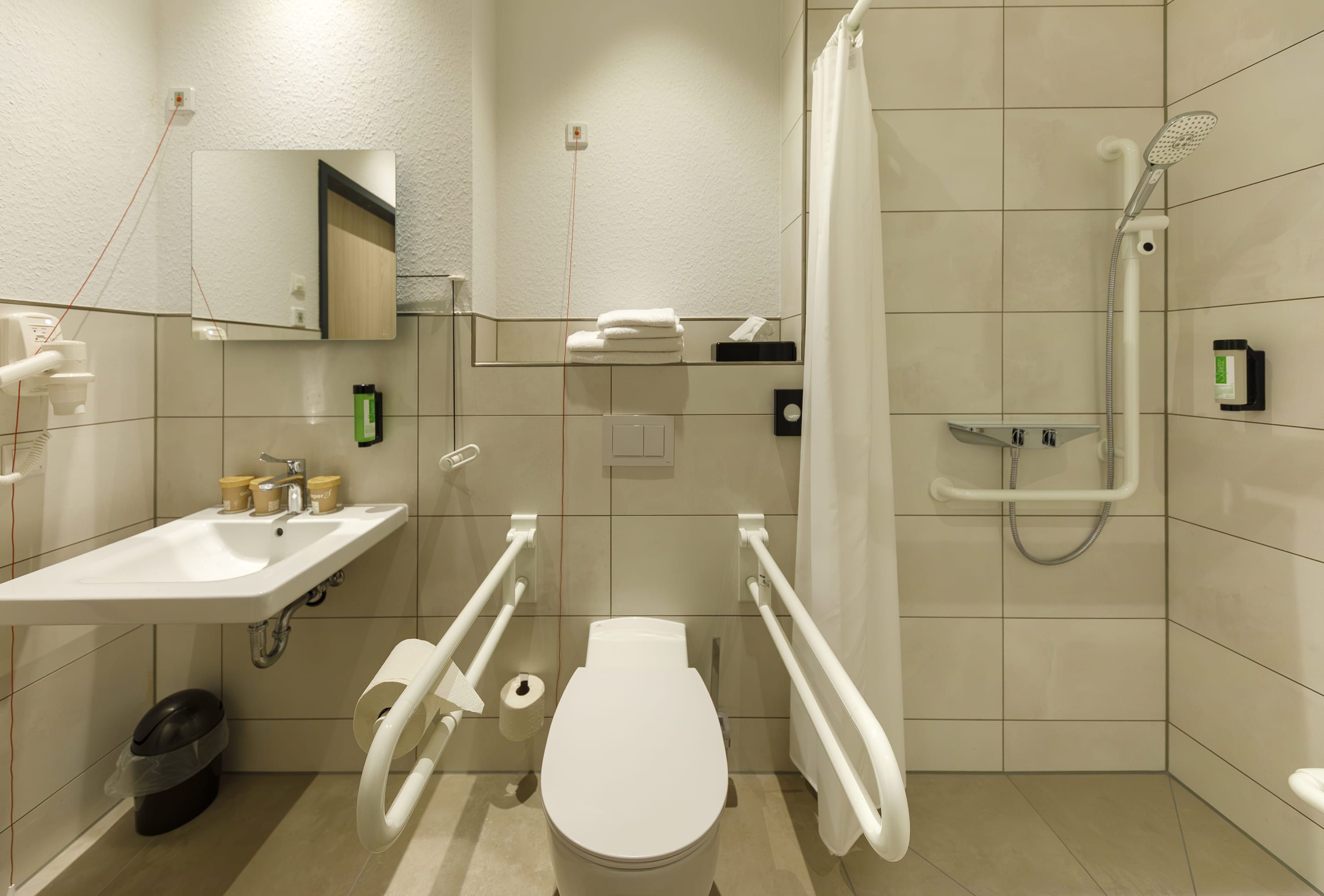 Ein modernes Badezimmer mit Waschbecken, Toilette und Dusche.