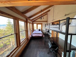 5 bedrooms, iron/ironing board, WiFi, bed sheets