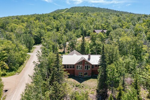 Ski In to this 5 bedroom, dog friendly West Mountain Home!