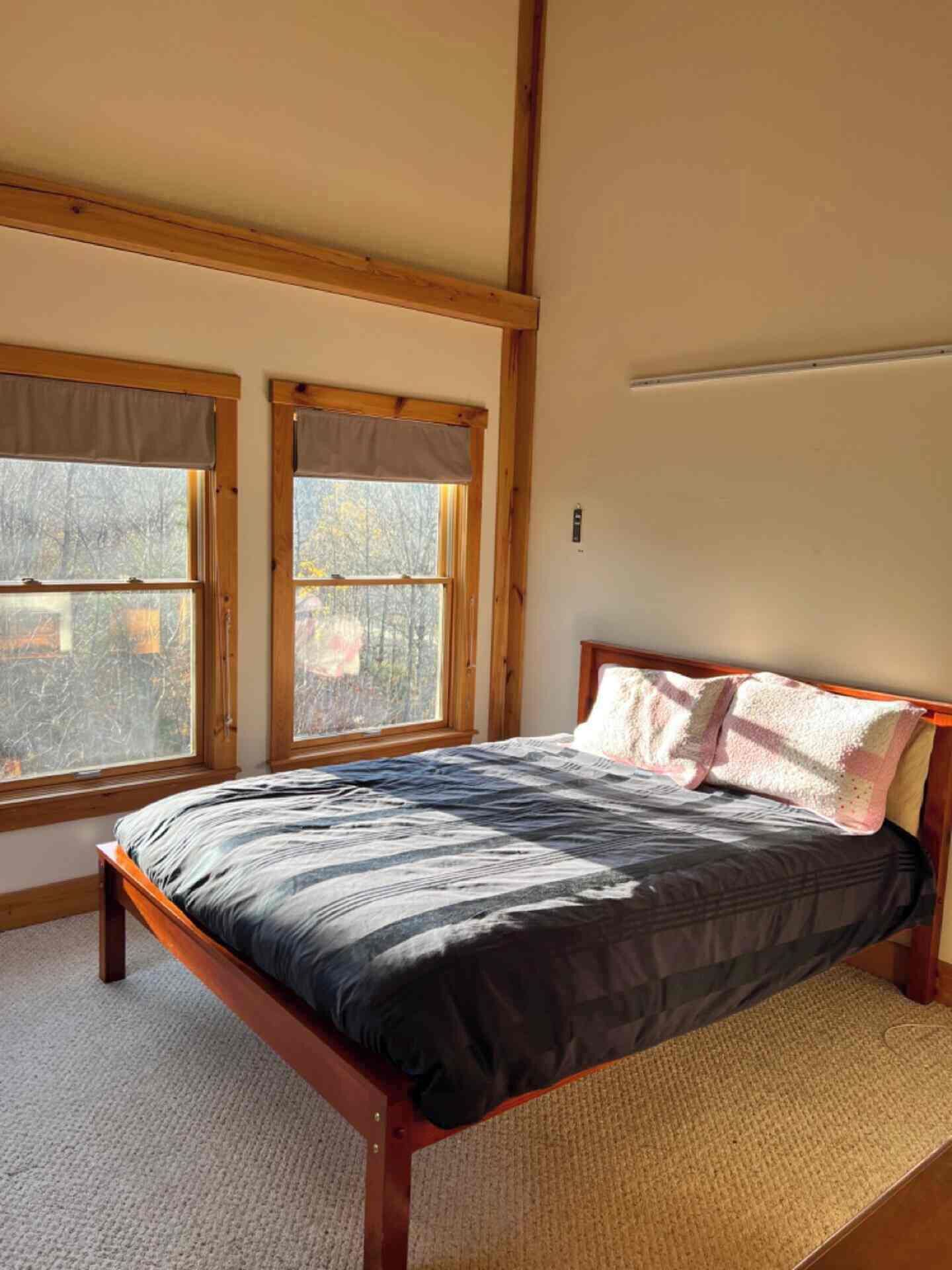5 bedrooms, iron/ironing board, WiFi, bed sheets