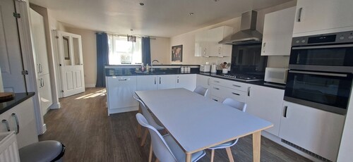 Sprawling 7-Bed Retreat in the Heart of Warboys