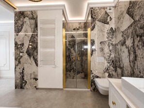 Ein modernes Badezimmer mit Dusche, Toilette und Waschtisch.