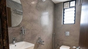 Un bagno completo di lavandino, WC, doccia e specchio.