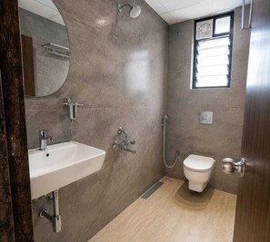 Regadera, toallas, shampoo, papel de baño 