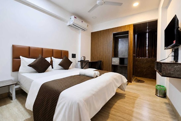 Deluxe Room, City View | Desk, laptop workspace, blackout drapes, WiFi (free)
