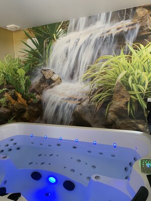 Indoor spa tub - Gîte Le Carrouge with private terrace, garden, Wi-Fi, and hot tub (Sougères-en-Puisaye)